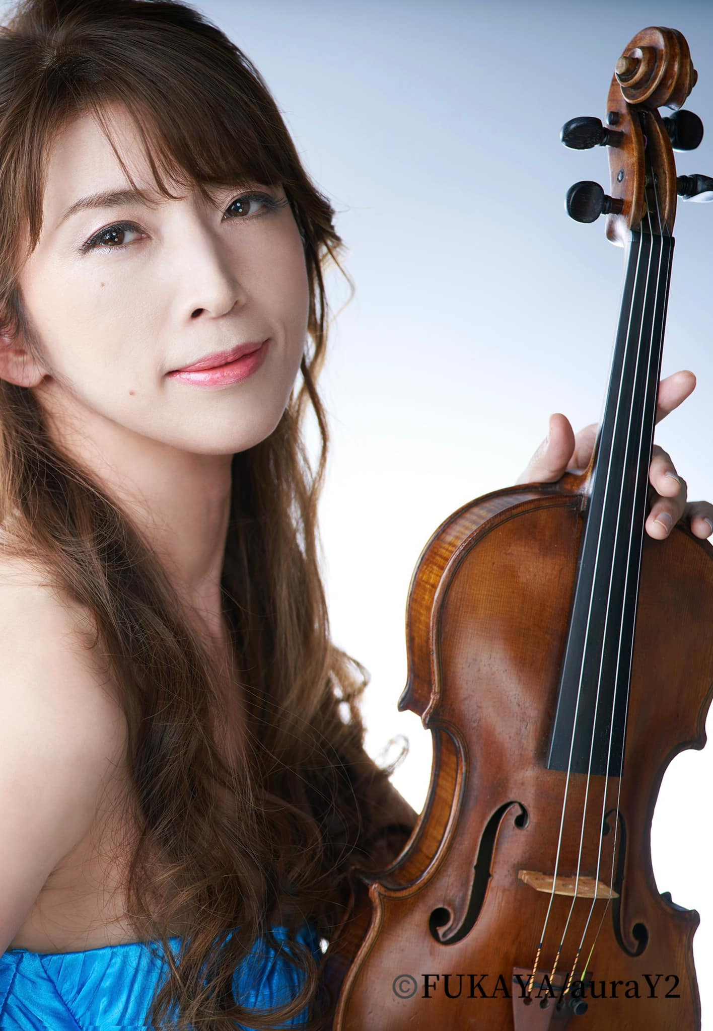 青いドレスでヴァイオリンを持つHiRoko